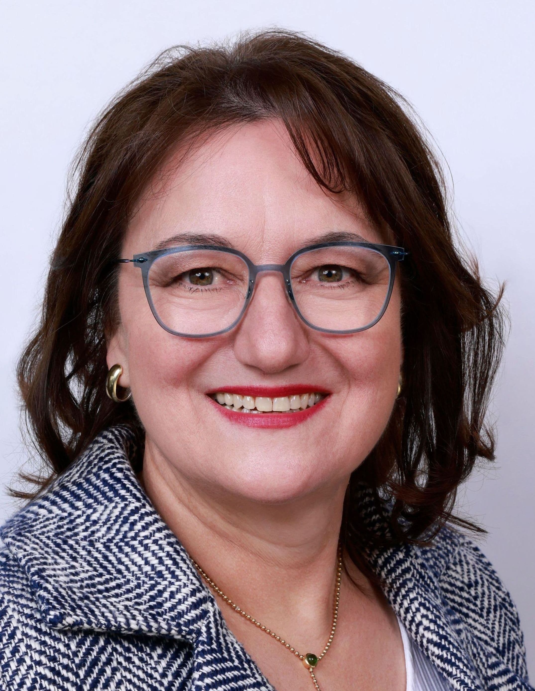 Das Bild zeigt die Dozentin Frau Angela Hartmann