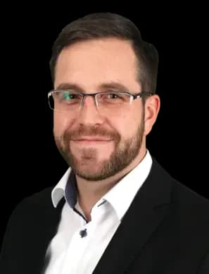 Josef Staller – Bankbetriebswirt (FSoFM), zertifiziert nach DIN EN ISO/IEC 17024 für die Bewertung von bebauten und unbebauten Grundstücken, Mitglied im Gutachterausschuss der Stadt Memmingen, Dozent der M&P Akademie